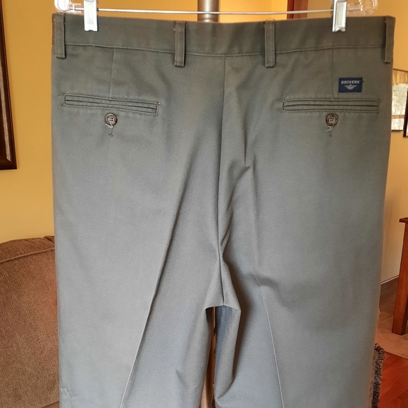 Men's Dockers Classic Pleat Pants - Picture 5 of 7